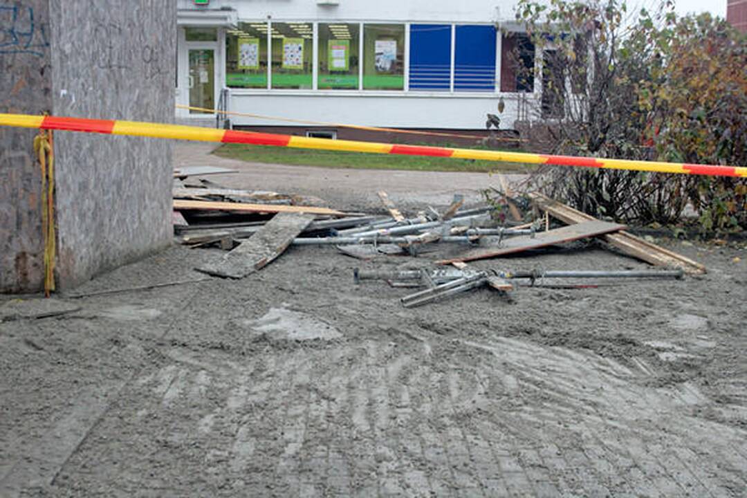 Šalia prekybos centro Karoliniškėse griuvo betonuojama perdanga, sužalota praeivė