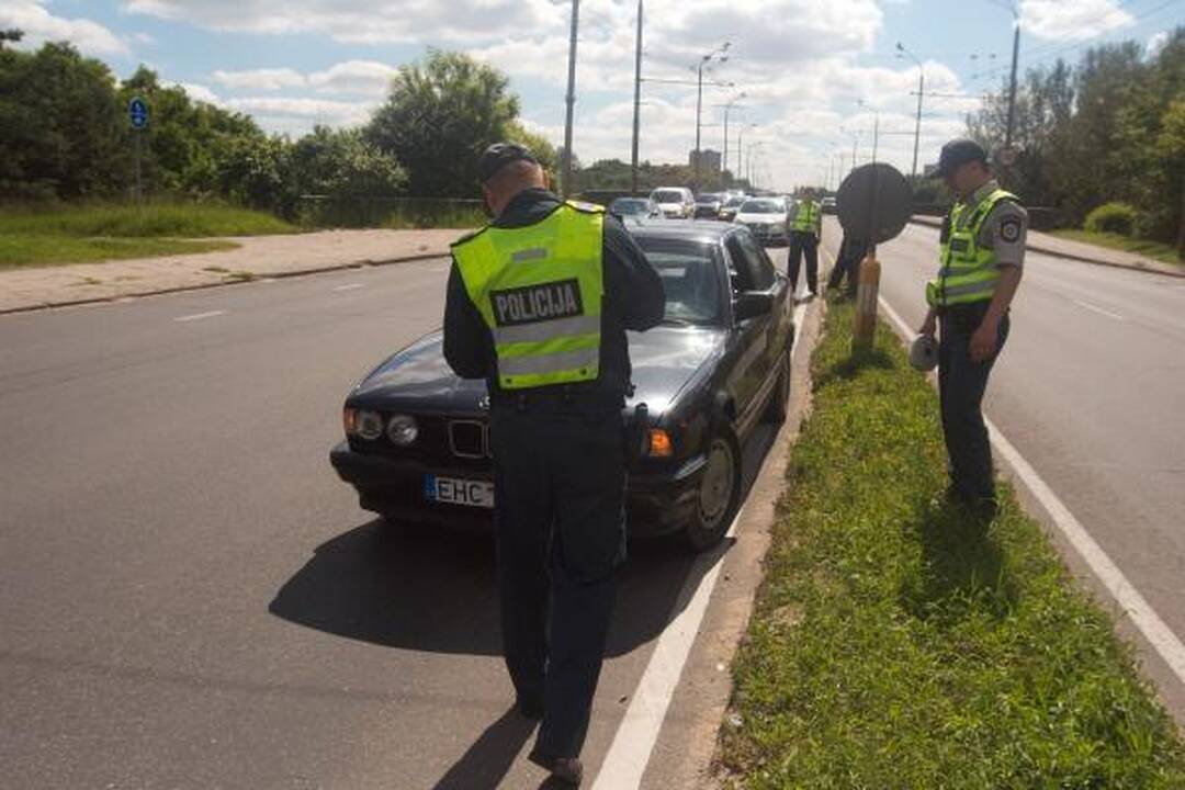Vilniuje BMW partrenkė netikėtai į judrią gatvę išbėgusią moterį
