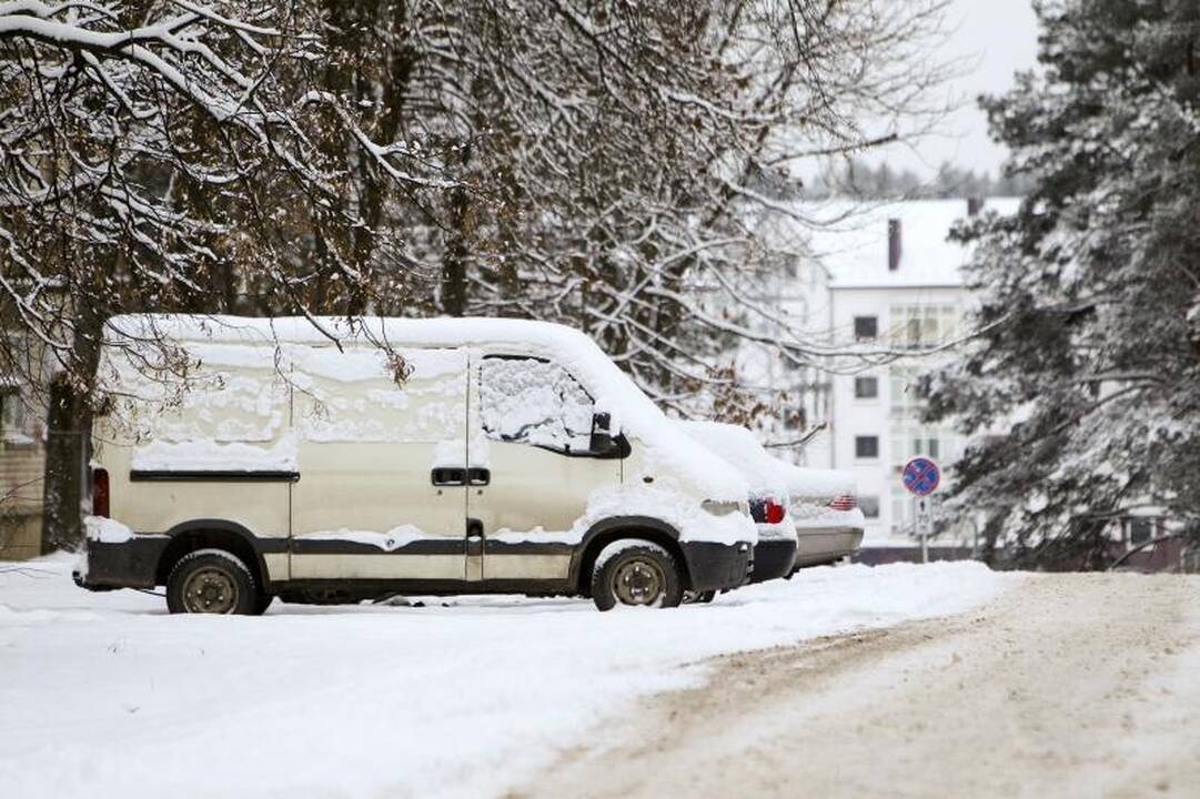 Dėl gausaus sniego vilniečiai užstrigo spūstyse, vėlavo į darbus