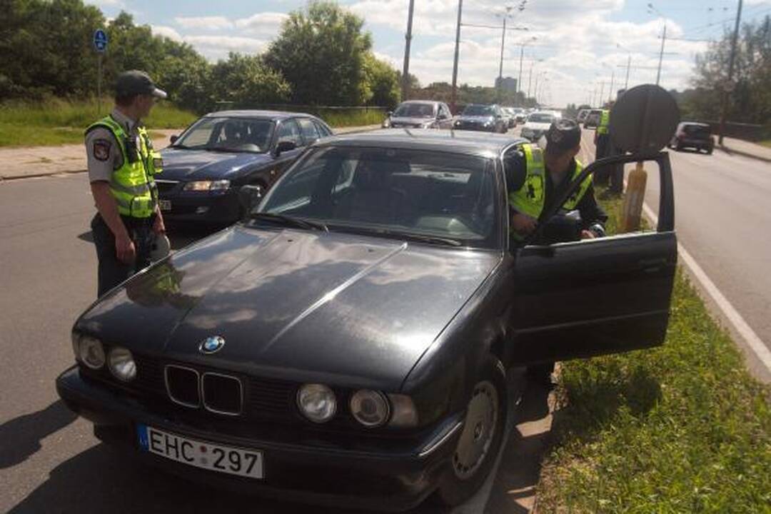Vilniuje BMW partrenkė netikėtai į judrią gatvę išbėgusią moterį