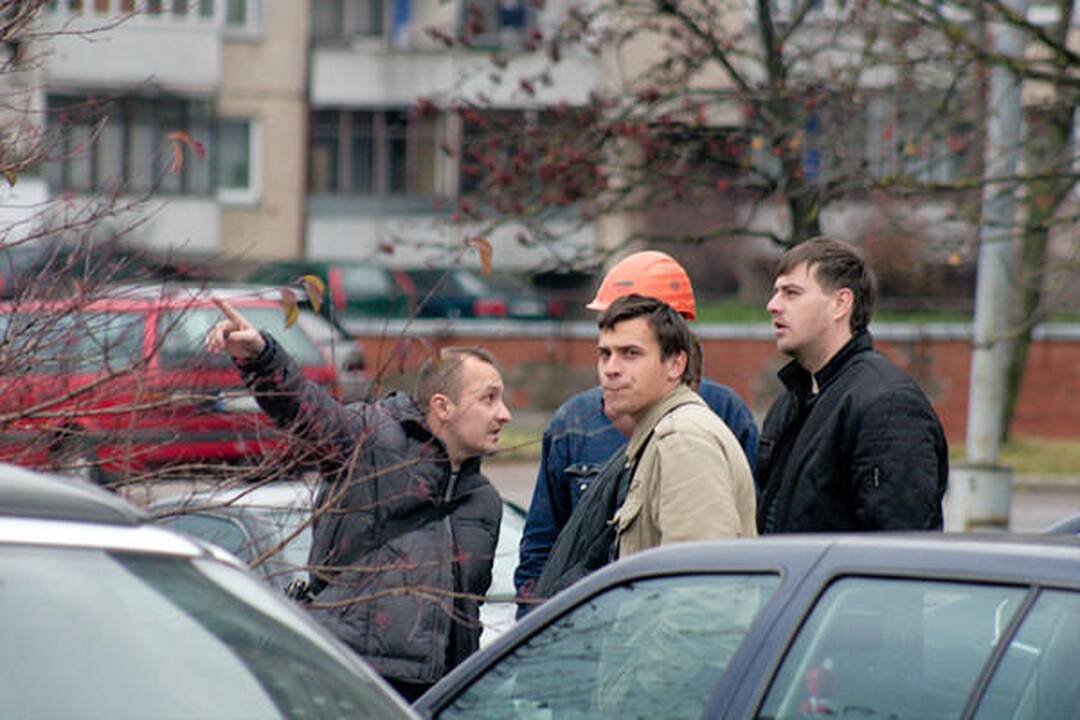 Šalia prekybos centro Karoliniškėse griuvo betonuojama perdanga, sužalota praeivė