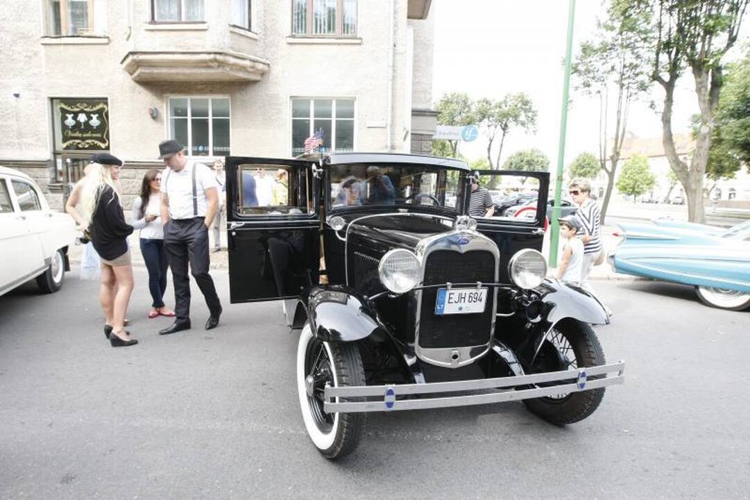 Senovinių automobilių paradui nesutrukdė net krepšinis