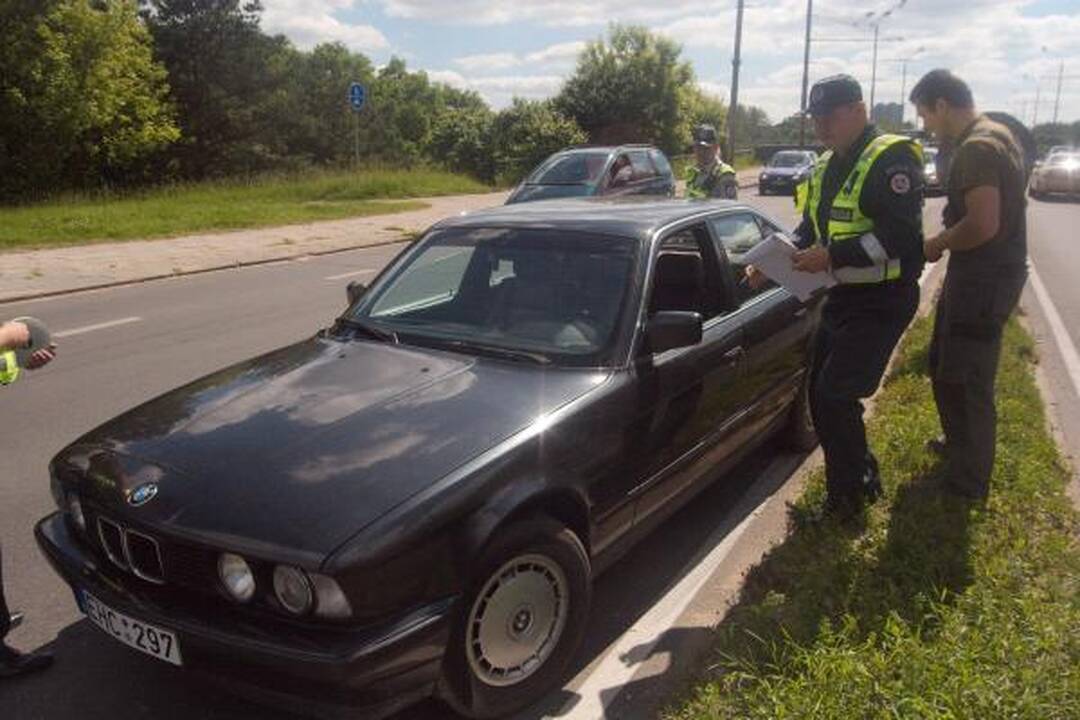 Vilniuje BMW partrenkė netikėtai į judrią gatvę išbėgusią moterį