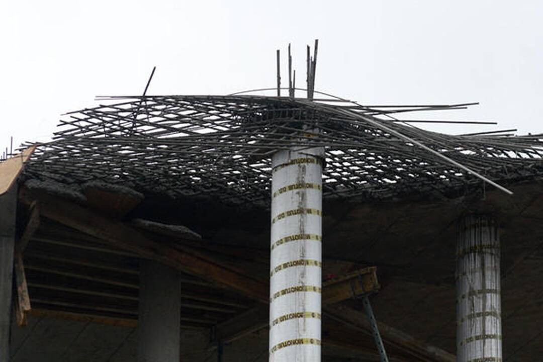 Šalia prekybos centro Karoliniškėse griuvo betonuojama perdanga, sužalota praeivė