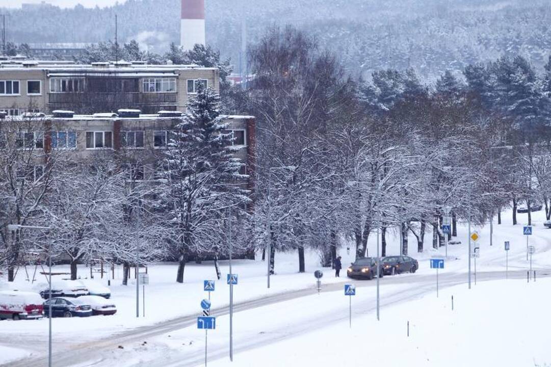 Dėl gausaus sniego vilniečiai užstrigo spūstyse, vėlavo į darbus