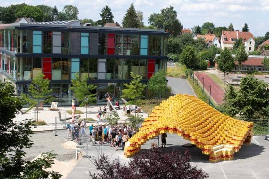 Eksperimentinis paviljonas – iš tuščių alaus dėžių