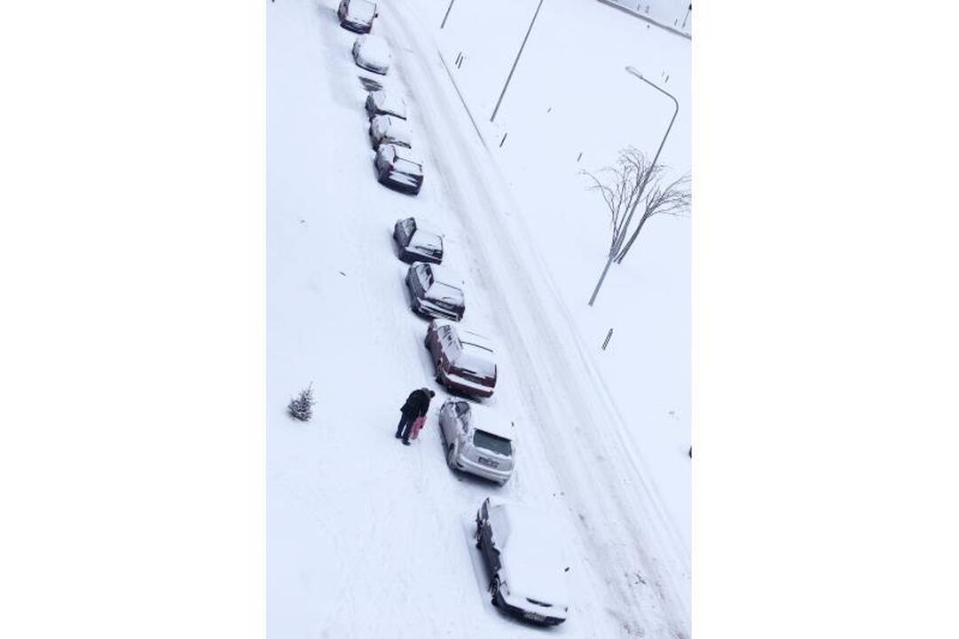 Dėl gausaus sniego vilniečiai užstrigo spūstyse, vėlavo į darbus