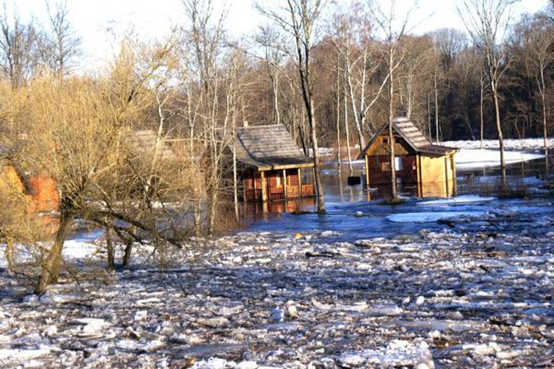 Upės užtvindė „Vienkiemį“ ir „Žemsuodą“ (papildyta)