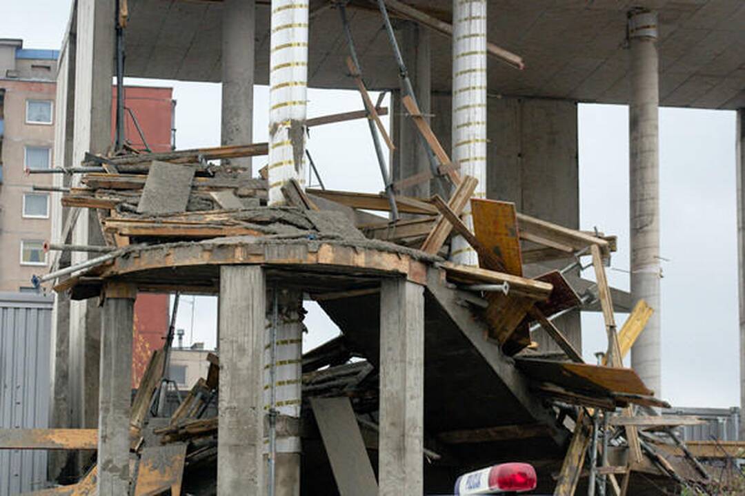 Šalia prekybos centro Karoliniškėse griuvo betonuojama perdanga, sužalota praeivė
