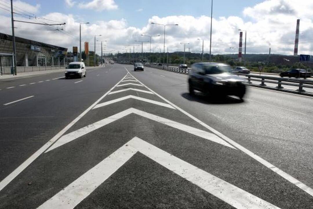 Lazdynų tiltas atidarytas, bet eismo trukdžiai Savanorių pr. liks 