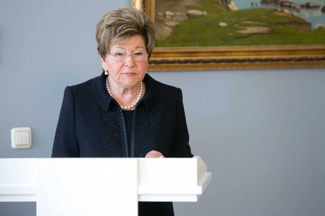 Atsiimdama prezidentui B.Jelcinui skirtą ordiną našlė jį pabučiavo