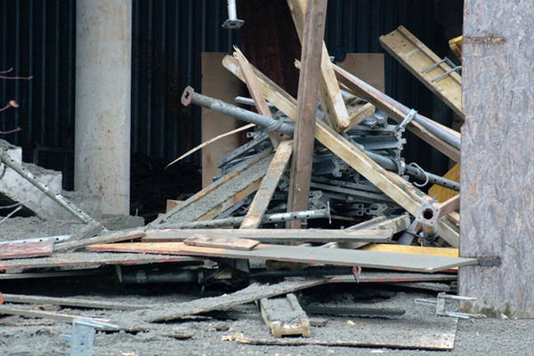 Šalia prekybos centro Karoliniškėse griuvo betonuojama perdanga, sužalota praeivė