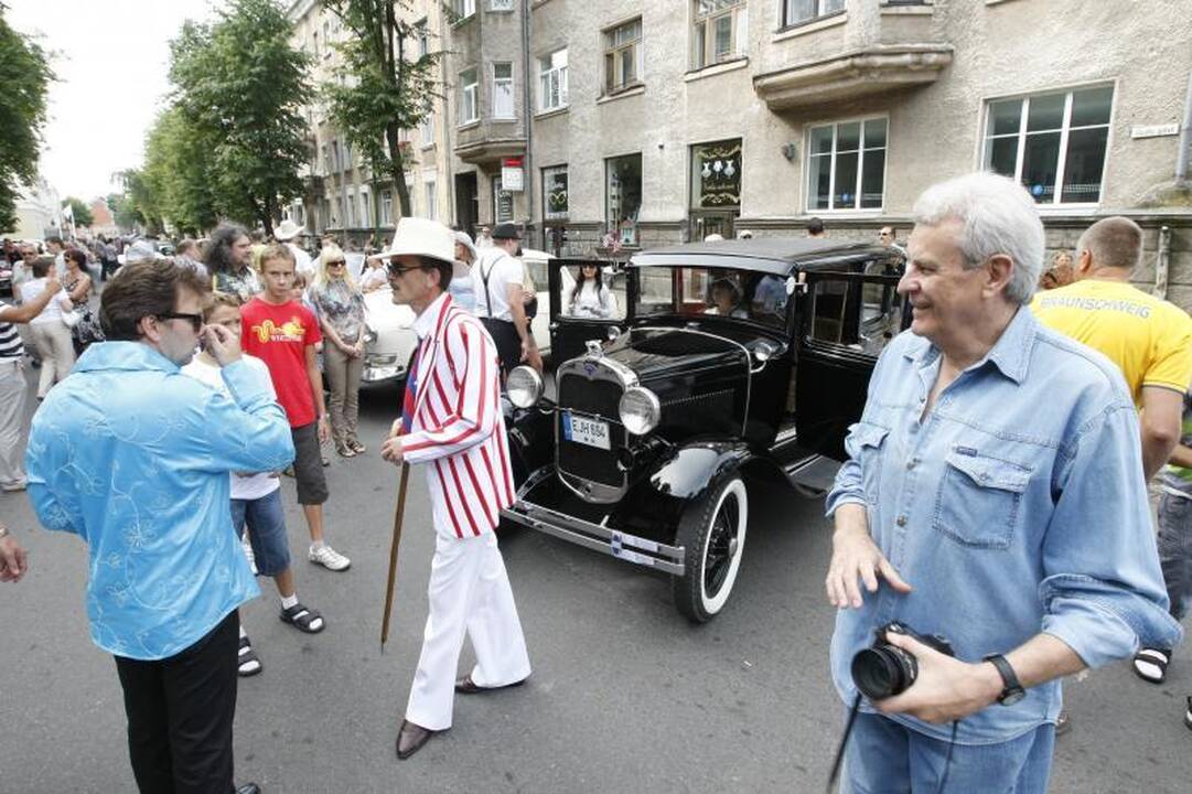 Senovinių automobilių paradui nesutrukdė net krepšinis