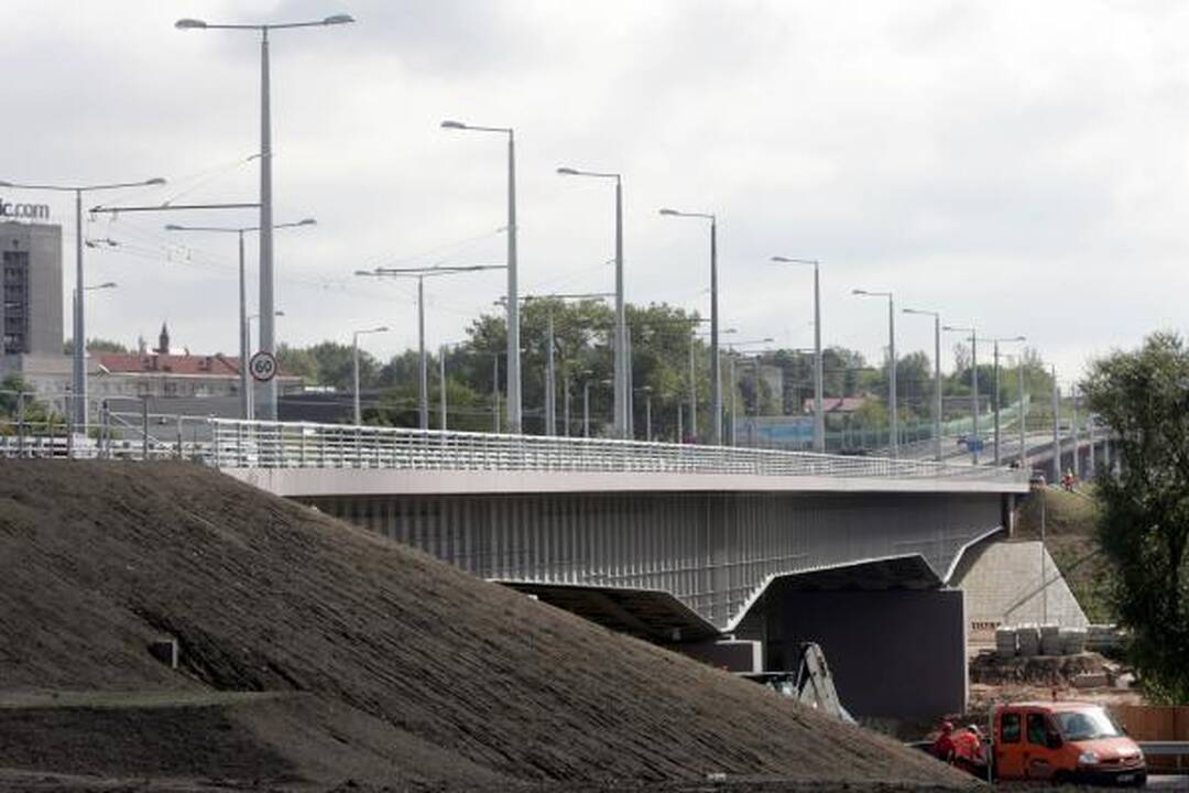 Lazdynų tiltas atidarytas, bet eismo trukdžiai Savanorių pr. liks 