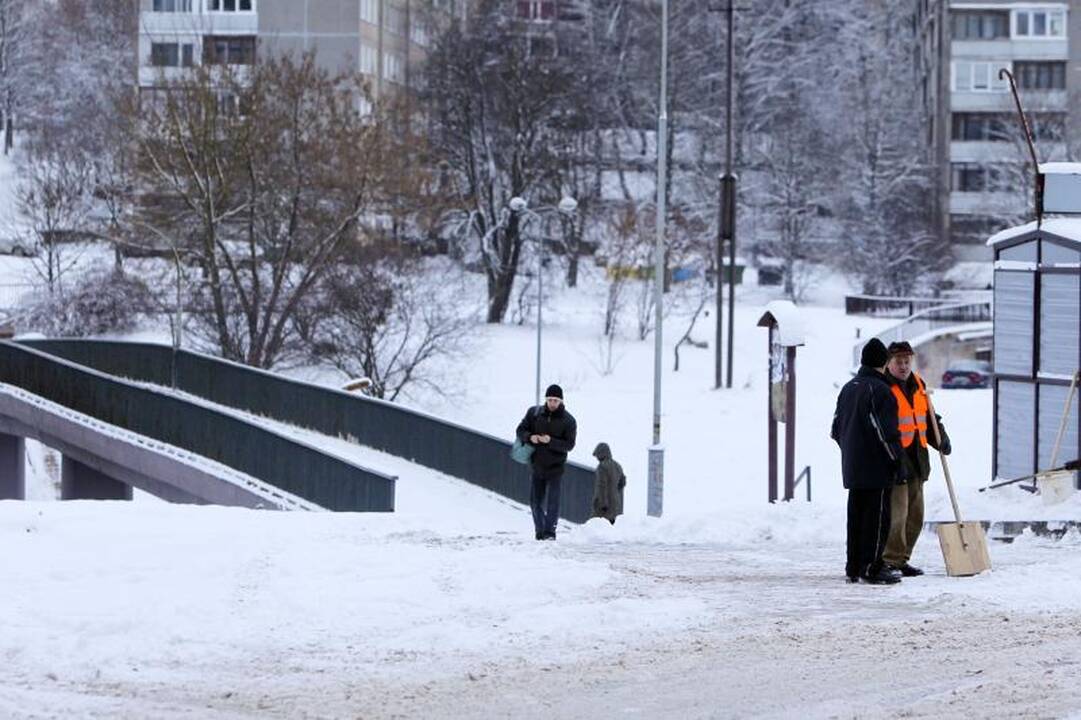 Dėl gausaus sniego vilniečiai užstrigo spūstyse, vėlavo į darbus