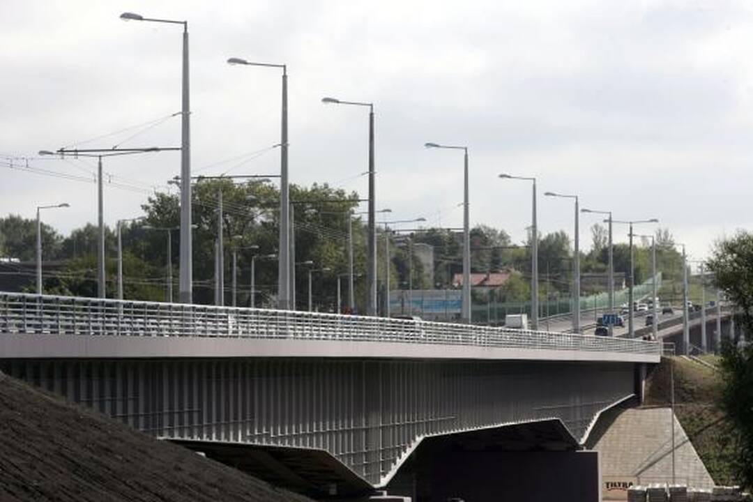 Lazdynų tiltas atidarytas, bet eismo trukdžiai Savanorių pr. liks 