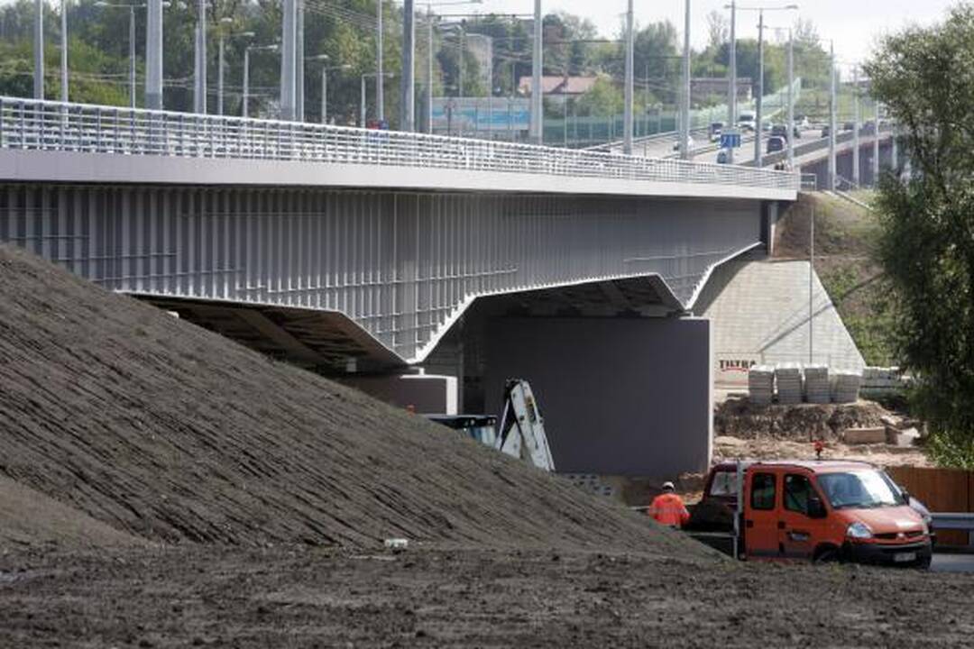 Lazdynų tiltas atidarytas, bet eismo trukdžiai Savanorių pr. liks 