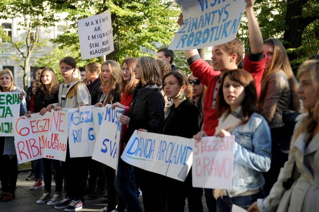 Mokiniai piketuoja, grasina emigracija, o universitetai nenusileidžia