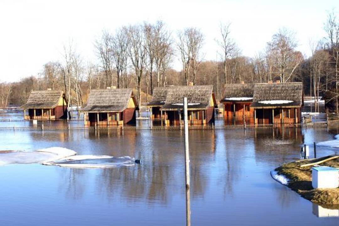 Upės užtvindė „Vienkiemį“ ir „Žemsuodą“ (papildyta)
