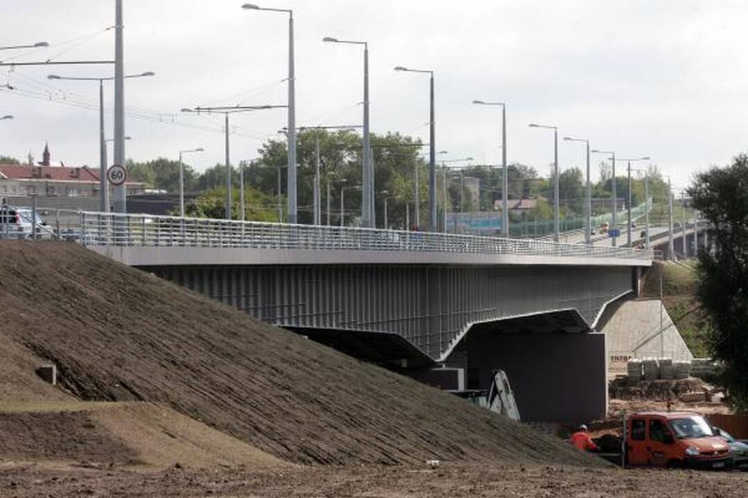Lazdynų tiltas atidarytas, bet eismo trukdžiai Savanorių pr. liks 