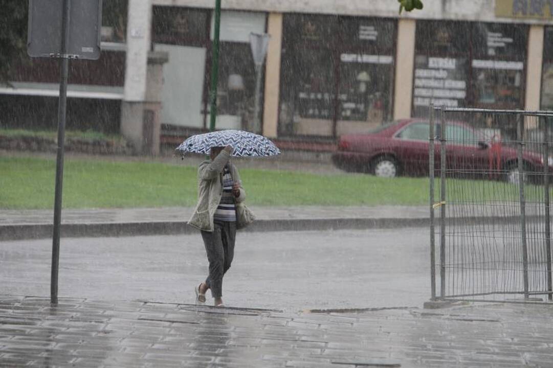 Prapliupus lietui, tvino Klaipėdos gatvės (papildyta)