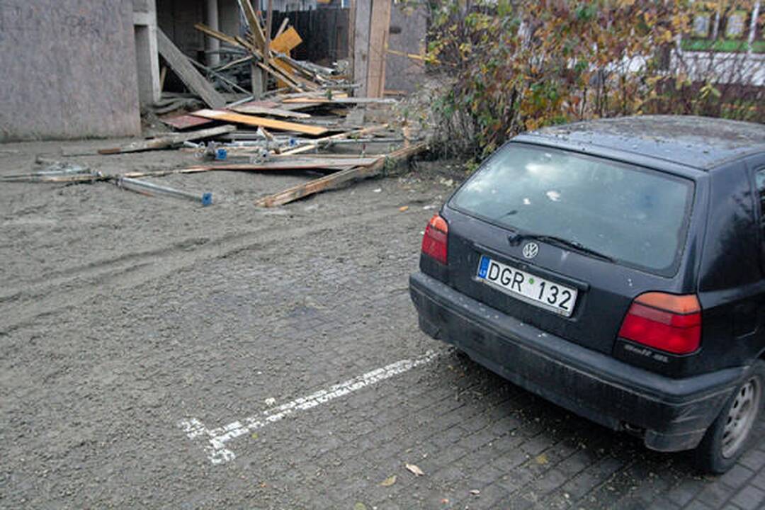Šalia prekybos centro Karoliniškėse griuvo betonuojama perdanga, sužalota praeivė