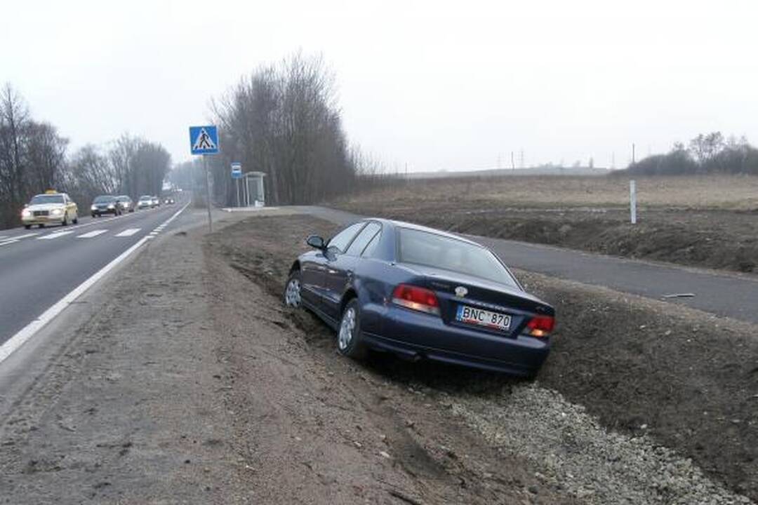 Rimkuose griovyje įstrigo automobilis