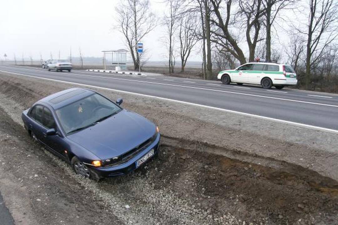 Rimkuose griovyje įstrigo automobilis