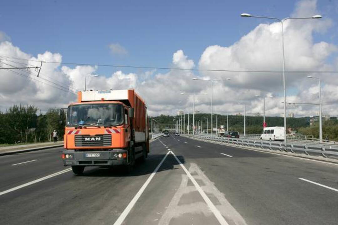 Lazdynų tiltas atidarytas, bet eismo trukdžiai Savanorių pr. liks 