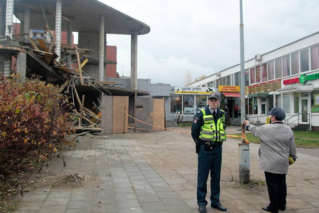 Šalia prekybos centro Karoliniškėse griuvo betonuojama perdanga, sužalota praeivė