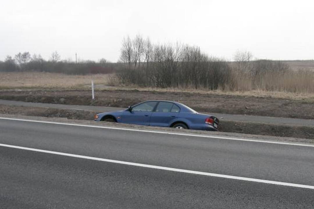 Rimkuose griovyje įstrigo automobilis