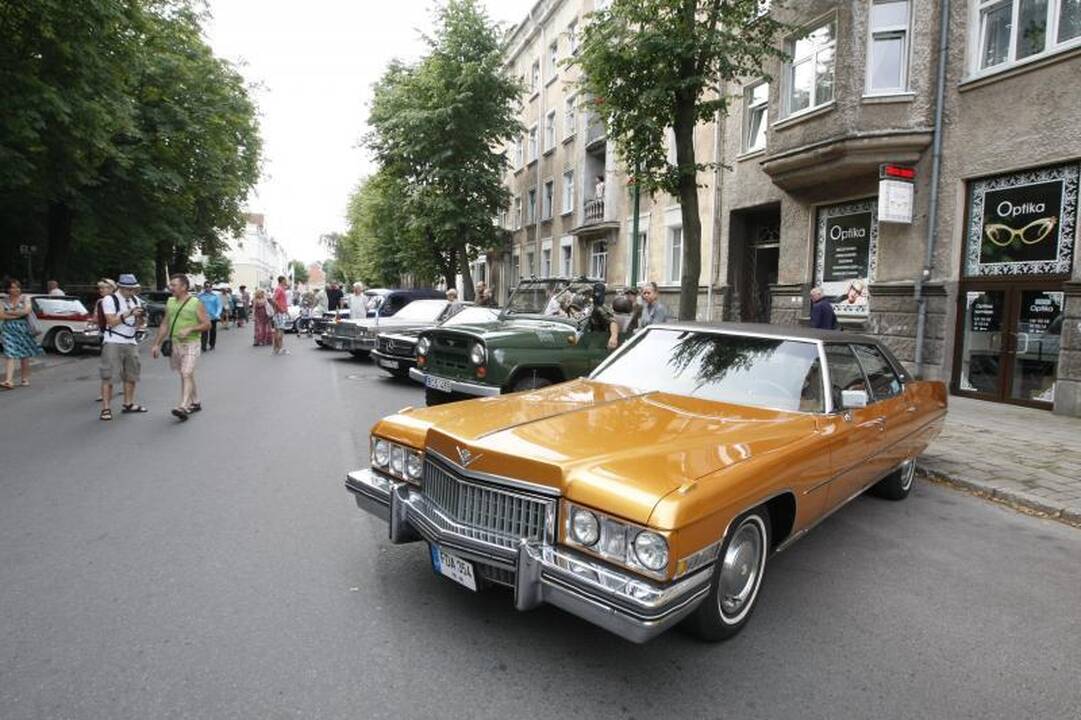 Senovinių automobilių paradui nesutrukdė net krepšinis