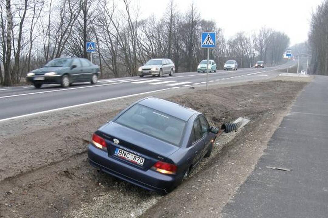 Rimkuose griovyje įstrigo automobilis