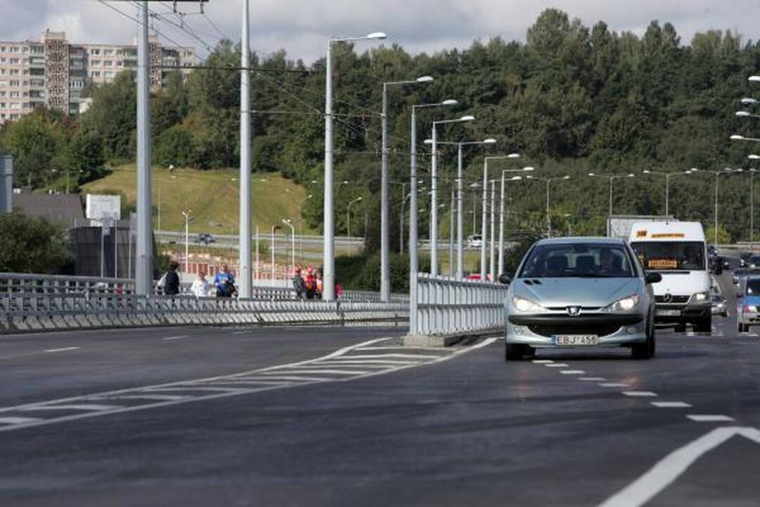 Lazdynų tiltas atidarytas, bet eismo trukdžiai Savanorių pr. liks 