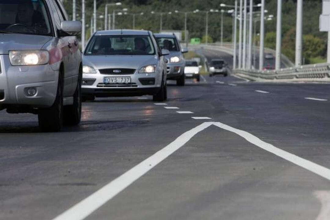 Lazdynų tiltas atidarytas, bet eismo trukdžiai Savanorių pr. liks 