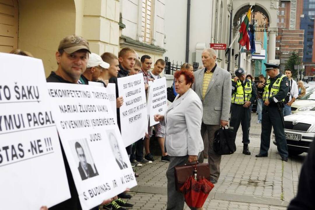 Sportininkai piketuotojai: „Politikai vaikus varo į gatvę“