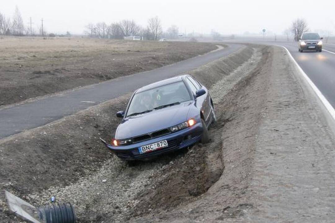 Rimkuose griovyje įstrigo automobilis