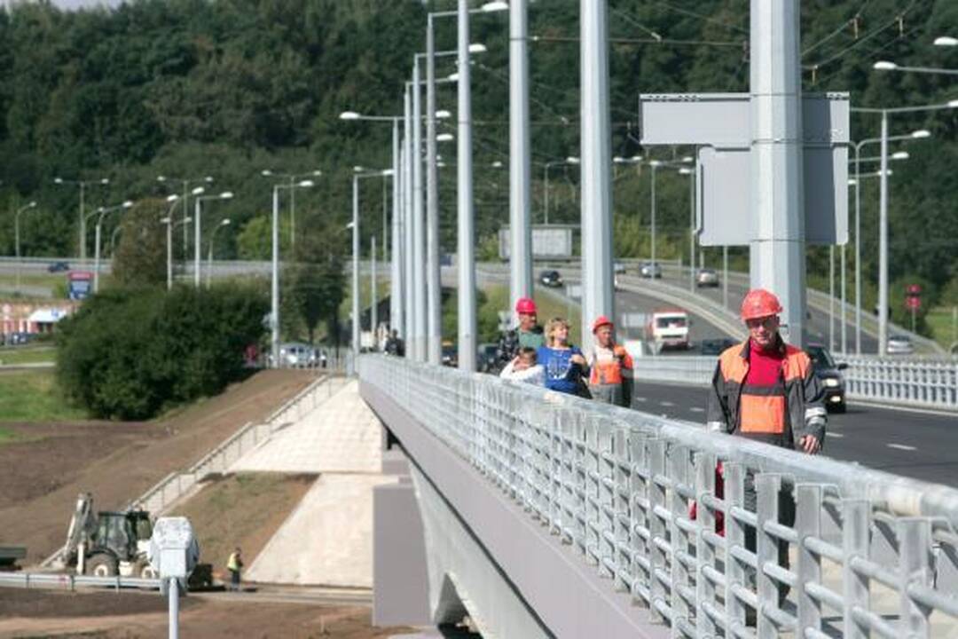 Lazdynų tiltas atidarytas, bet eismo trukdžiai Savanorių pr. liks 