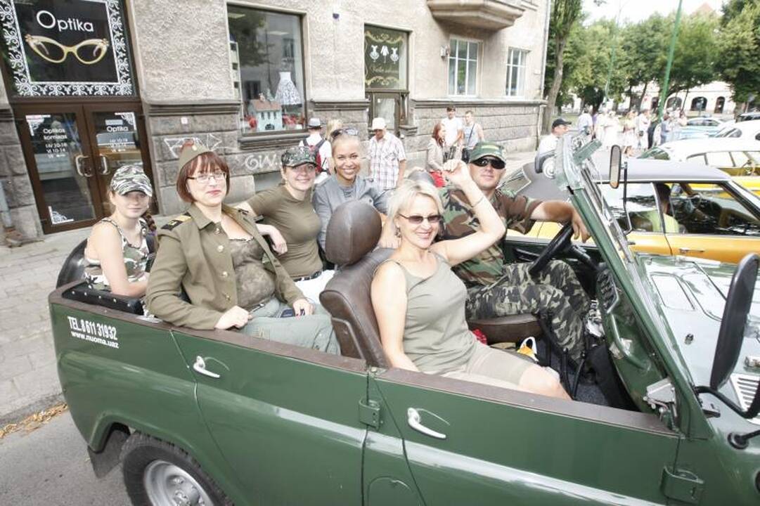 Senovinių automobilių paradui nesutrukdė net krepšinis