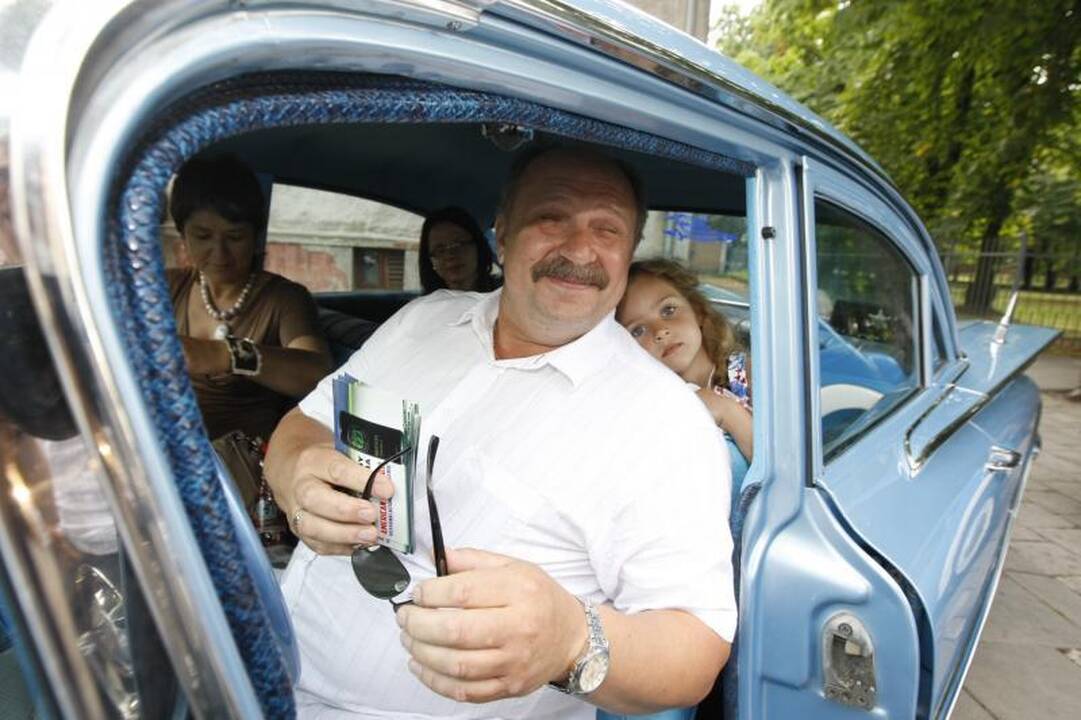 Senovinių automobilių paradui nesutrukdė net krepšinis