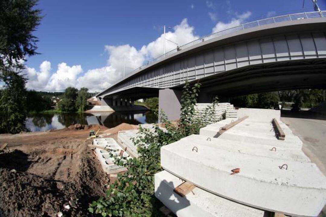 Lazdynų tiltas atidarytas, bet eismo trukdžiai Savanorių pr. liks 