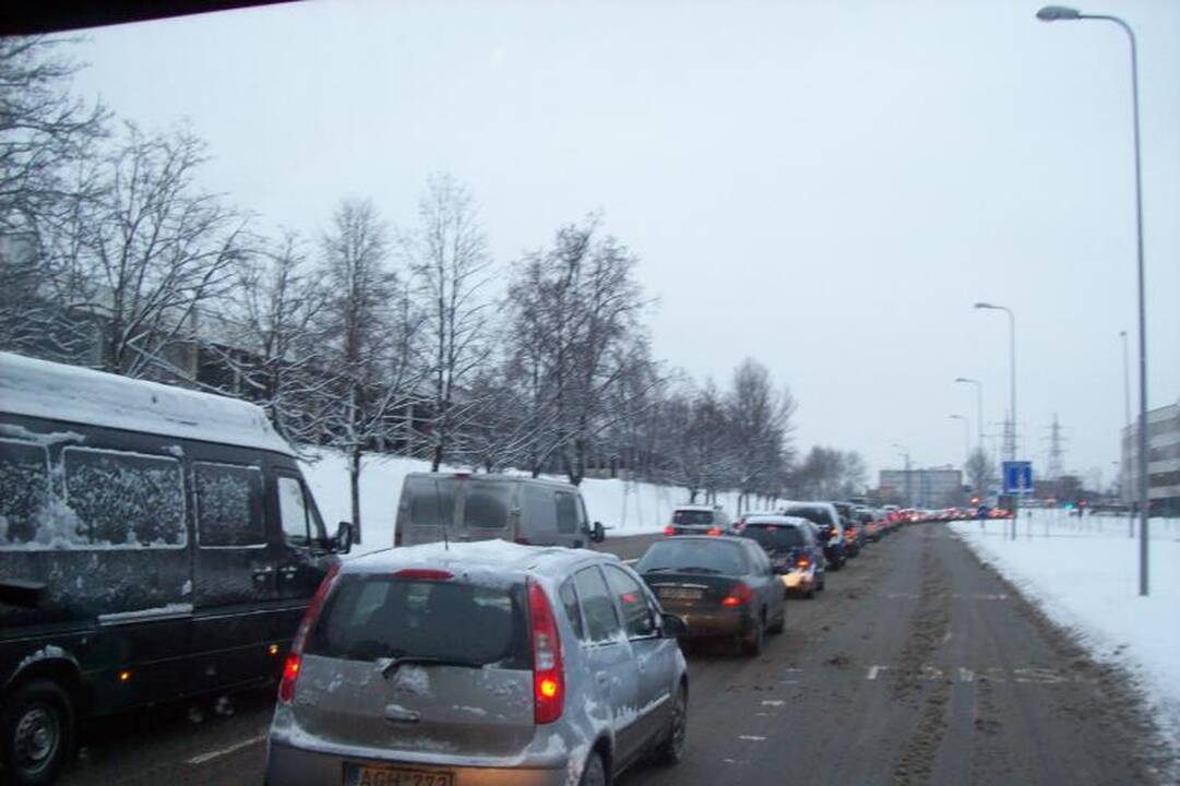 Dėl gausaus sniego vilniečiai užstrigo spūstyse, vėlavo į darbus