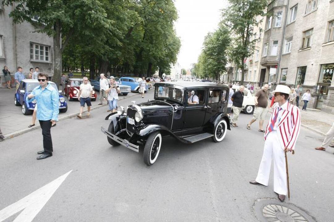 Senovinių automobilių paradui nesutrukdė net krepšinis