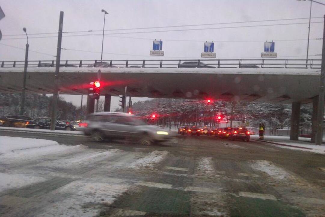 Dėl gausaus sniego vilniečiai užstrigo spūstyse, vėlavo į darbus