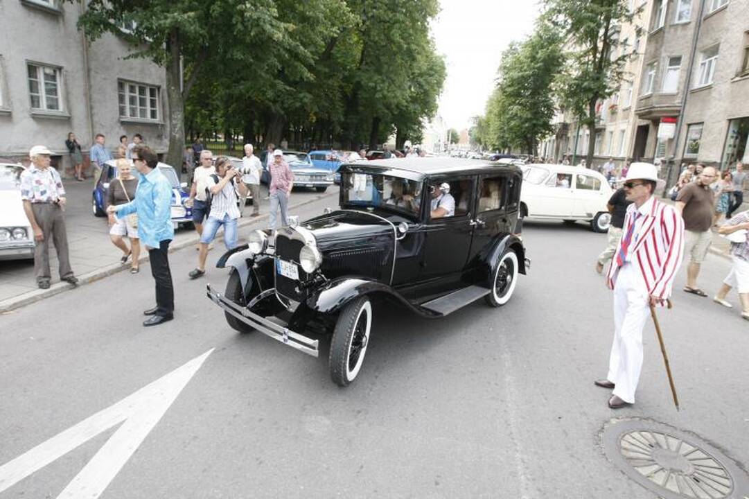 Senovinių automobilių paradui nesutrukdė net krepšinis
