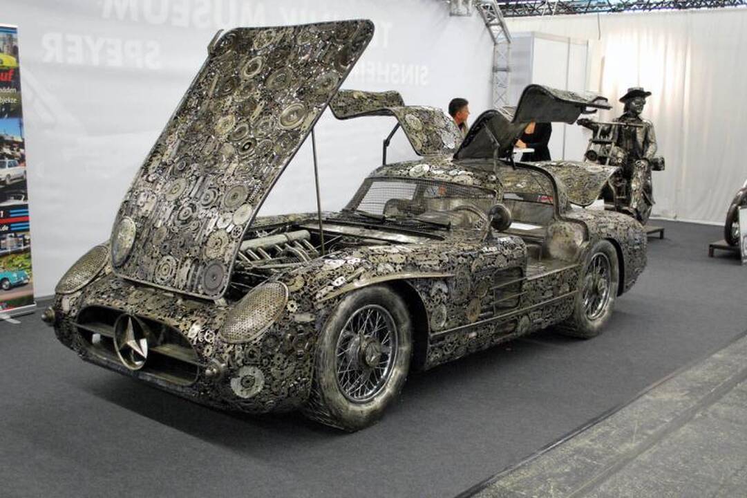 Frankurtas: iš metalo laužo „Mercedes-Benz 300 SL“