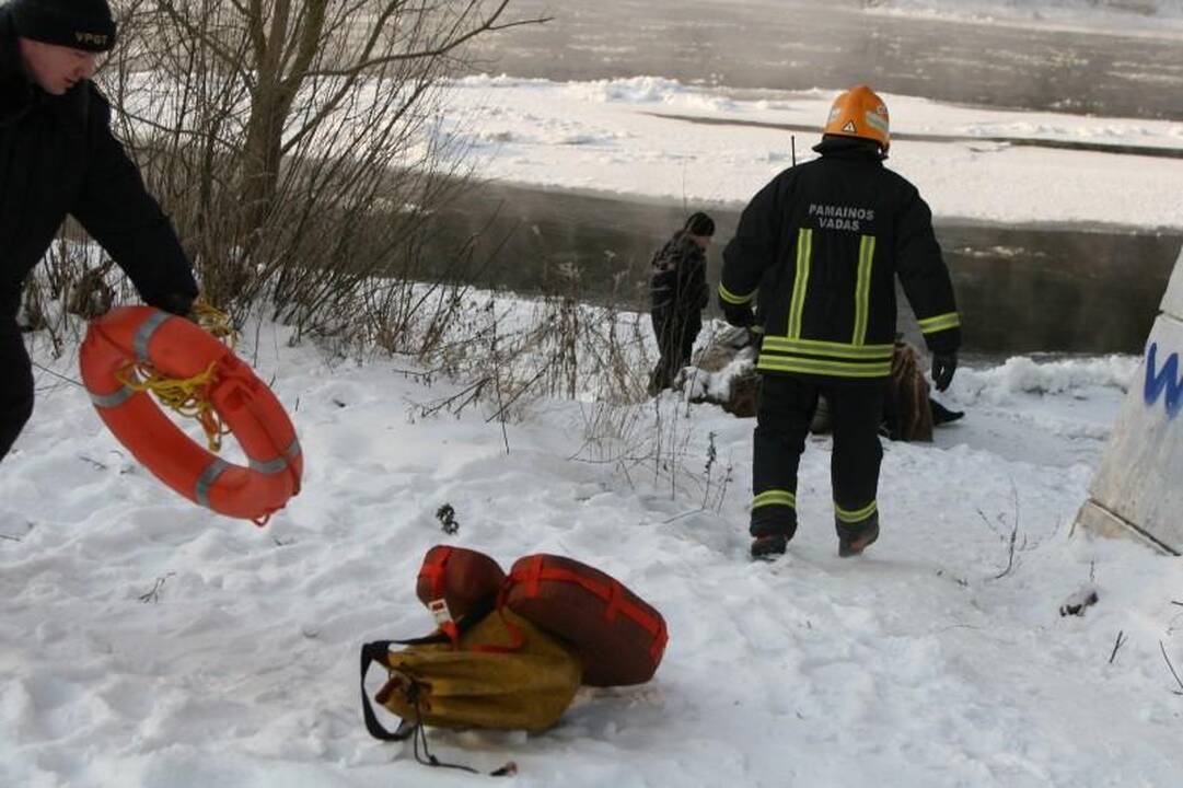 Į Nerį ties Liubarto tiltu nuo krantinės nuslydo vaikinas