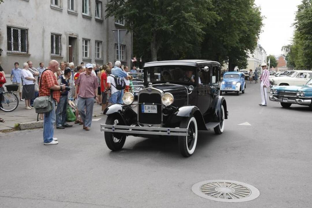 Senovinių automobilių paradui nesutrukdė net krepšinis