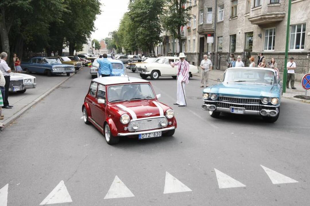 Senovinių automobilių paradui nesutrukdė net krepšinis