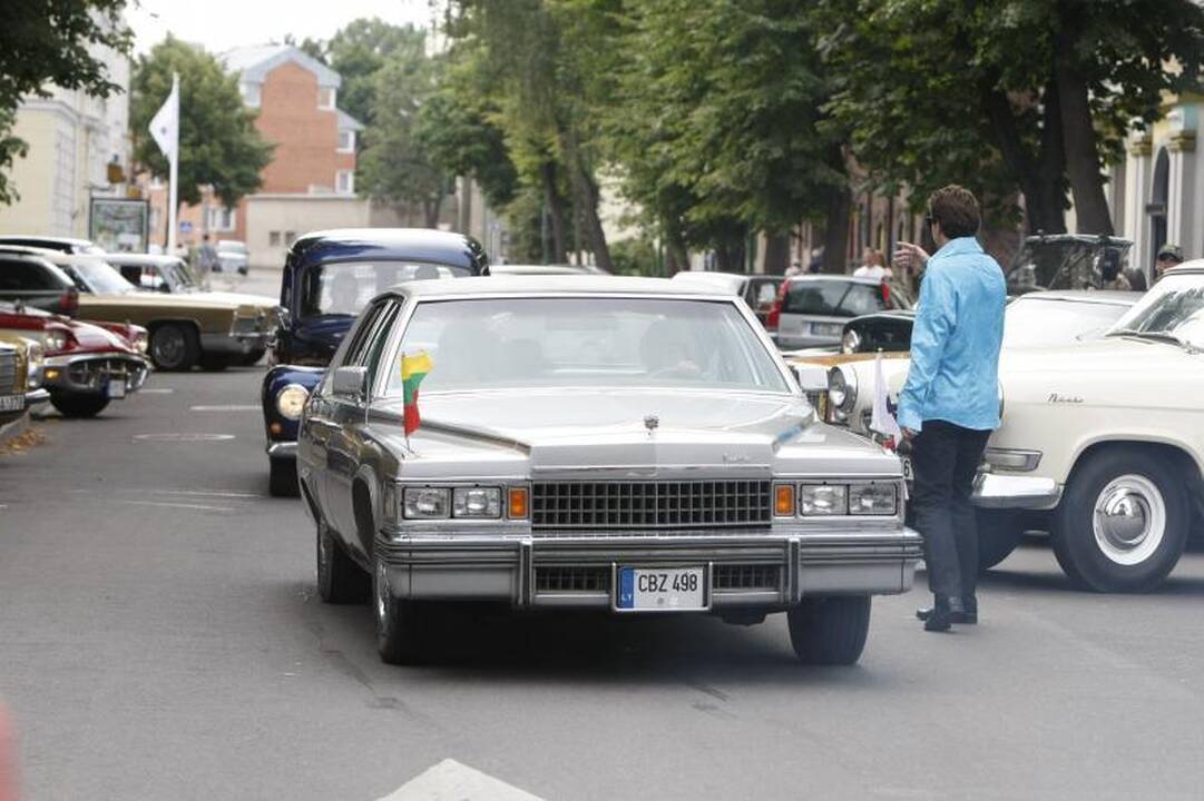 Senovinių automobilių paradui nesutrukdė net krepšinis